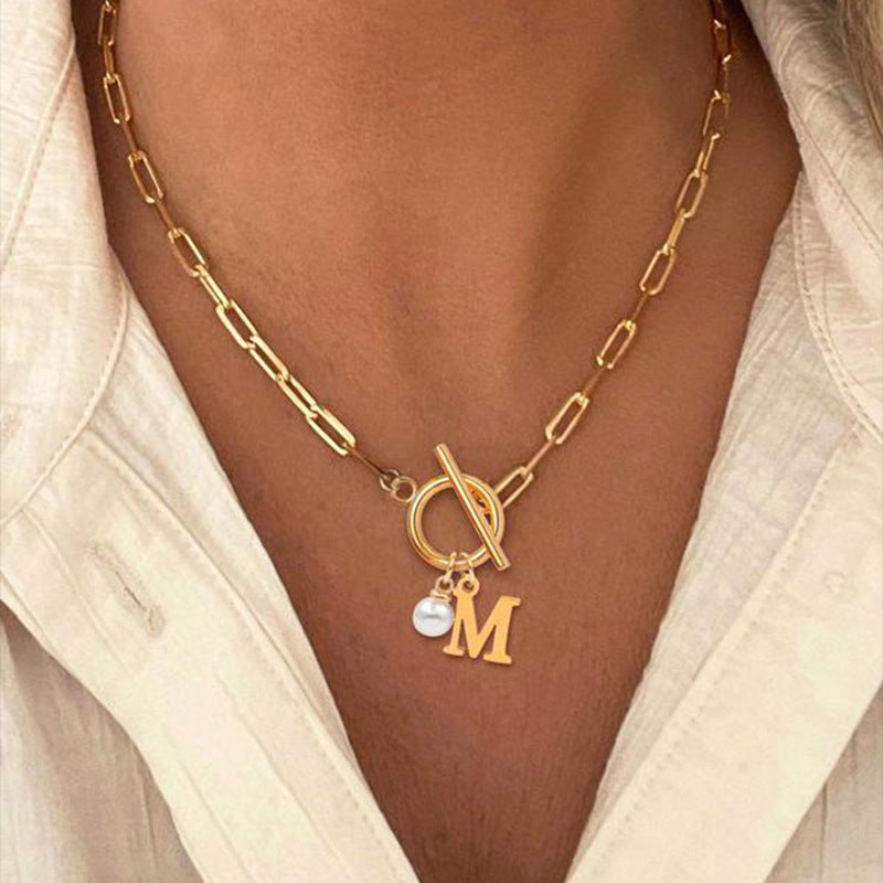 Collier lettre anneau