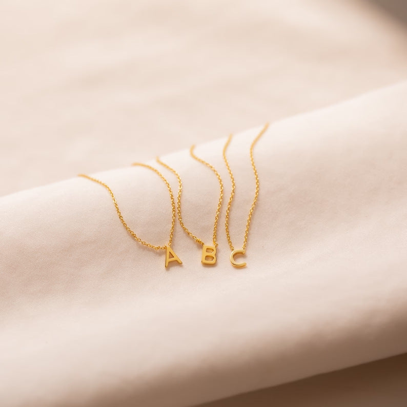 Collier initial sobre