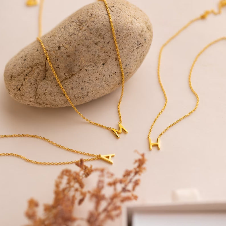 Collier initial sobre